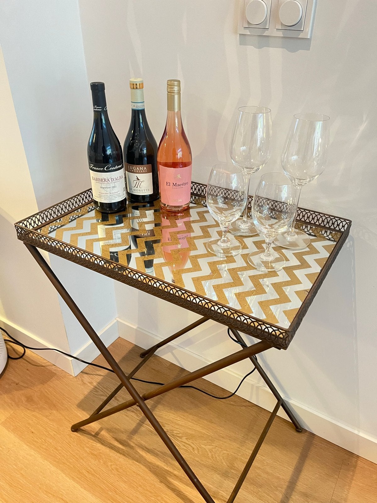 Decoratieve bijzettafel / dienbladtafel met spiegelblad, Ophalen, Metaal of Aluminium, 55 tot 75 cm, Zo goed als nieuw