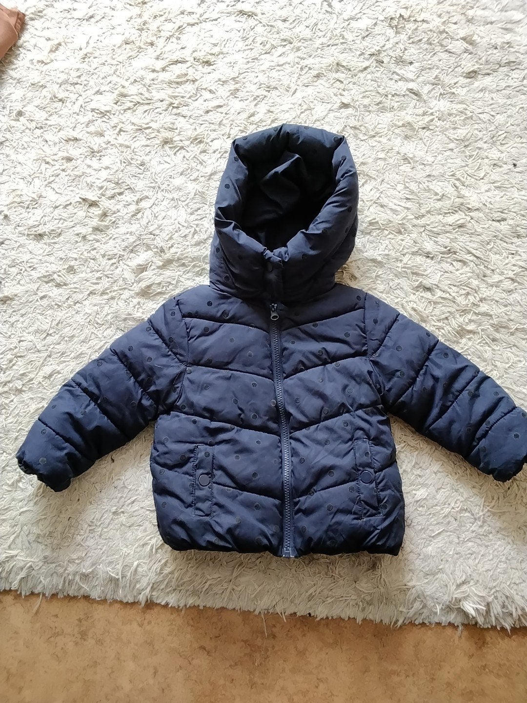 Donkerblauwe Winterjas met Stippen en Capuchon - Maat 92, Jongen of Meisje, Ophalen of Verzenden, Zo goed als nieuw, Primark