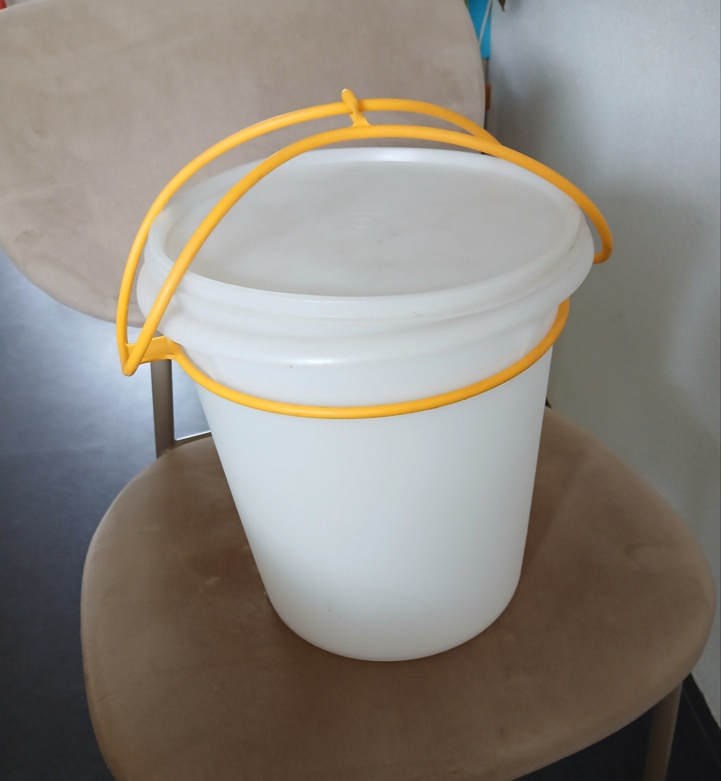 Tupperware Emmer met deksel en handvat, Gebruikt, Wit, Ophalen of Verzenden, Emmer