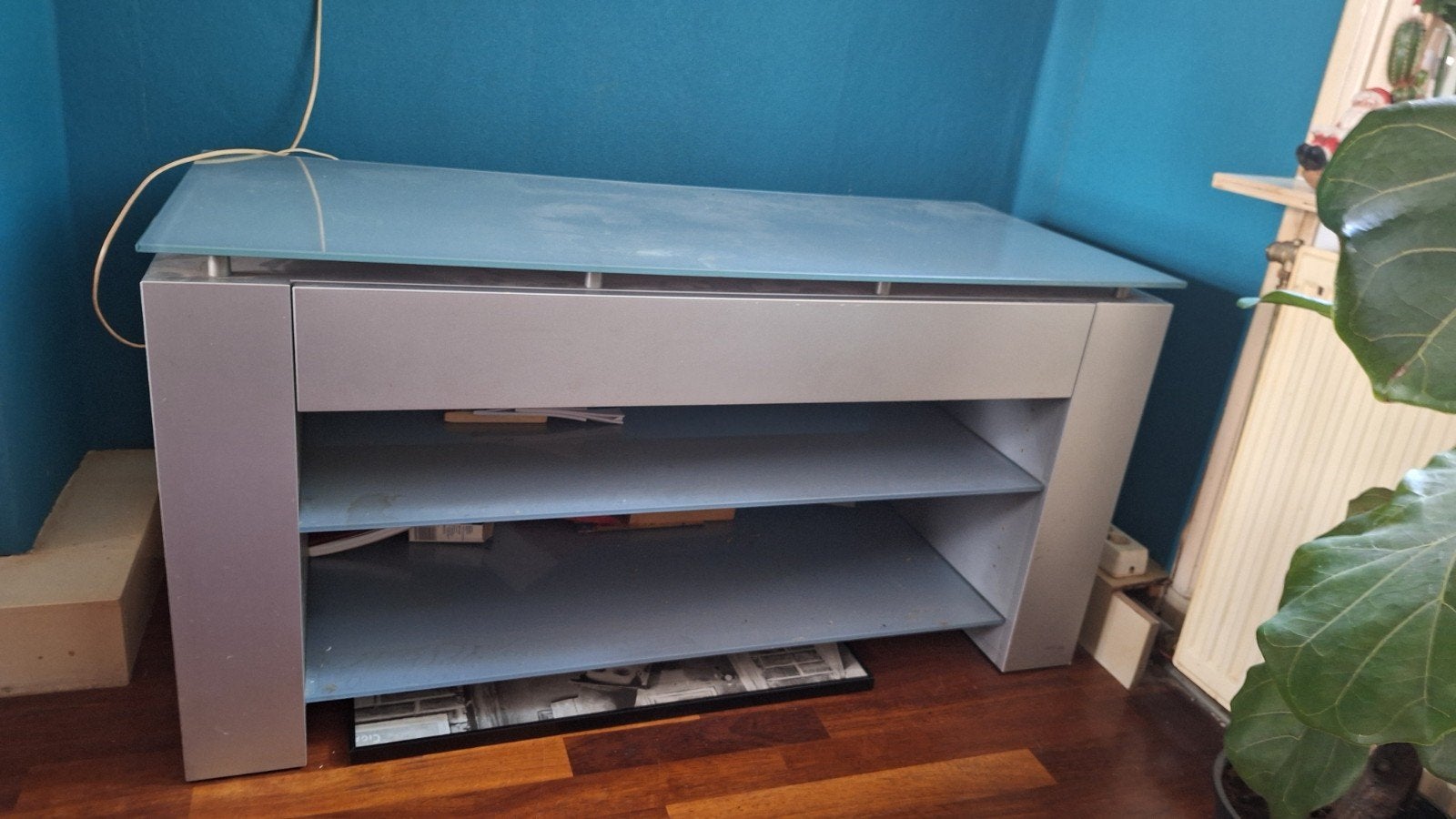 Modern TV meubel met glazen blad en metalen frame, Gebruikt, 100 tot 150 cm, Ophalen of Verzenden, Glas