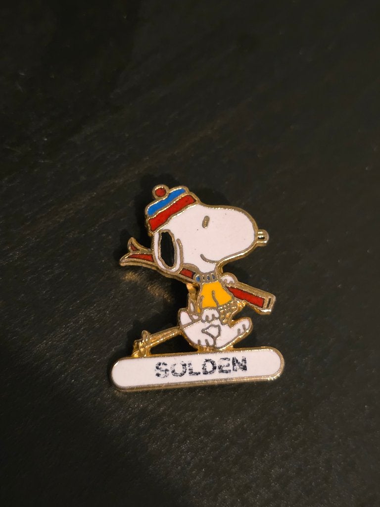 Vintage Snoopy Sölden ski pin – Peanuts, Ophalen of Verzenden, Zo goed als nieuw, Overige onderwerpen, Speldje of Pin
