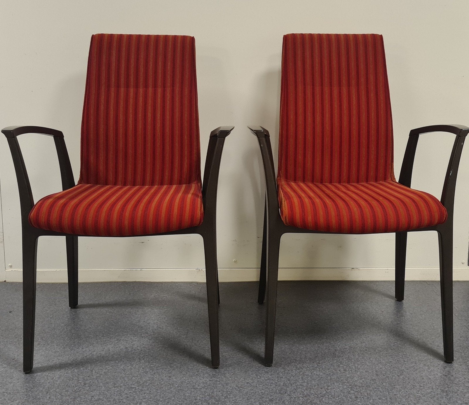 Twee comfortabele eetkamer stoelen met armleuningen - rood g, Ophalen, Hout, Gebruikt, Twee