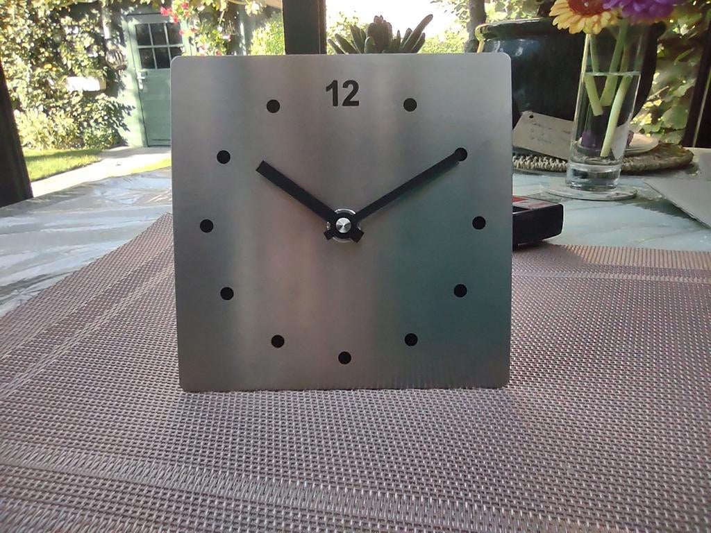 Nieuw fraai metalen klokje. Merk: Hermle Quartz 2100, Huis en Inrichting, Woonaccessoires | Klokken, Ophalen of Verzenden, Nieuw