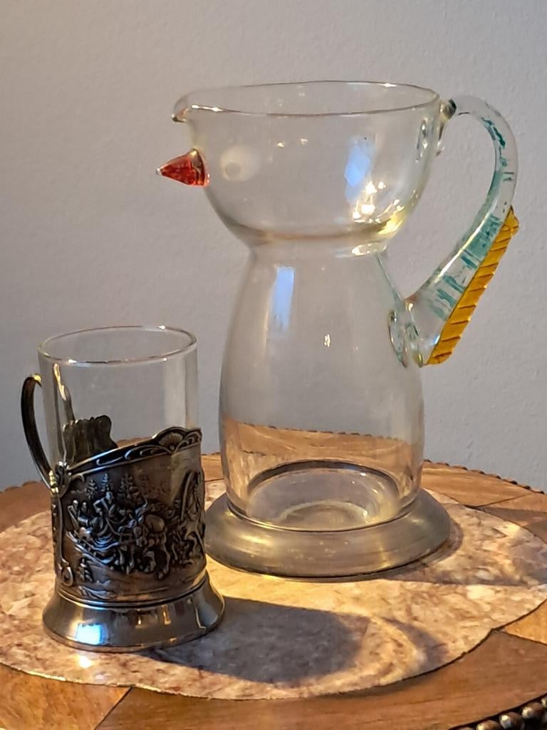 Glazen meerkleurige schenkkan, beker in verzilverde houder, Antiek en Kunst, Ophalen of Verzenden