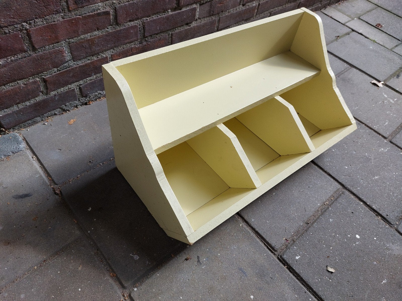 Gele houten zgn. aardappelbak met vakken, Huis en Inrichting, Met plank(en), Gebruikt, Rustiek, Minder dan 100 cm