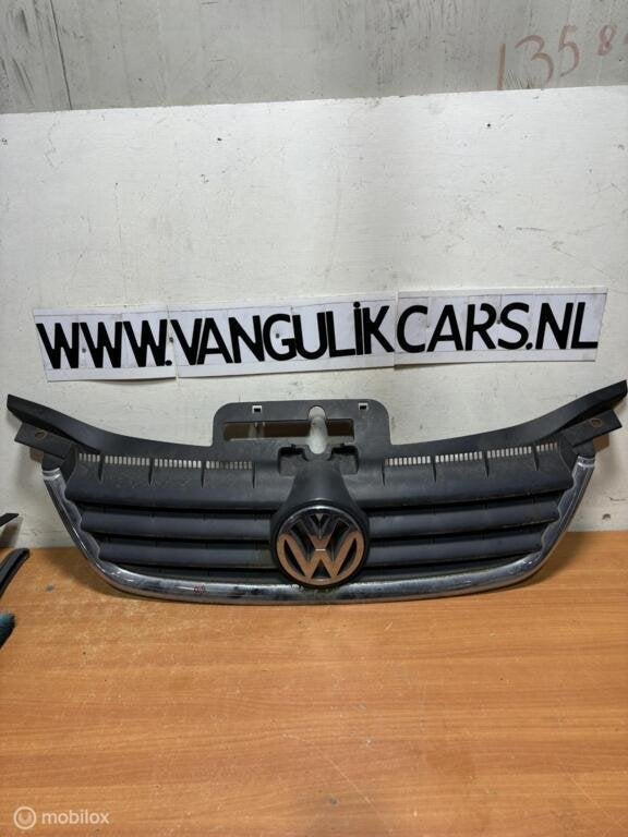 Grill  Volkswagen Caddy Bestel III ('03-'10, Auto-onderdelen, Gebruikt, Volkswagen, Ophalen of Verzenden