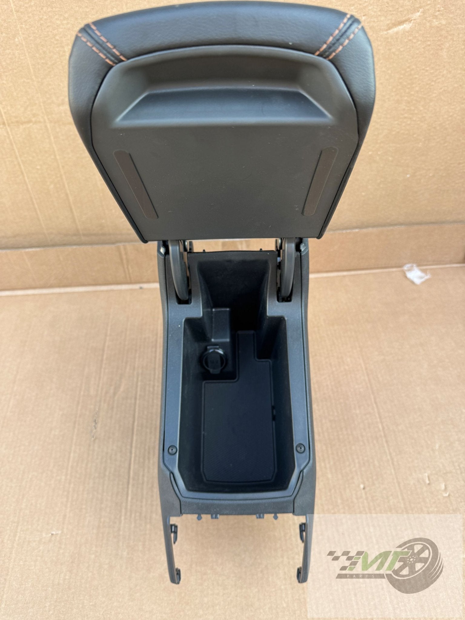 CUPRA FORMENTOR LEON armsteun 5FF864207B copper 12v OEM, Gebruikt, Overige automerken, - Autovía A-2, Km 585 08760 Martorell  Espana