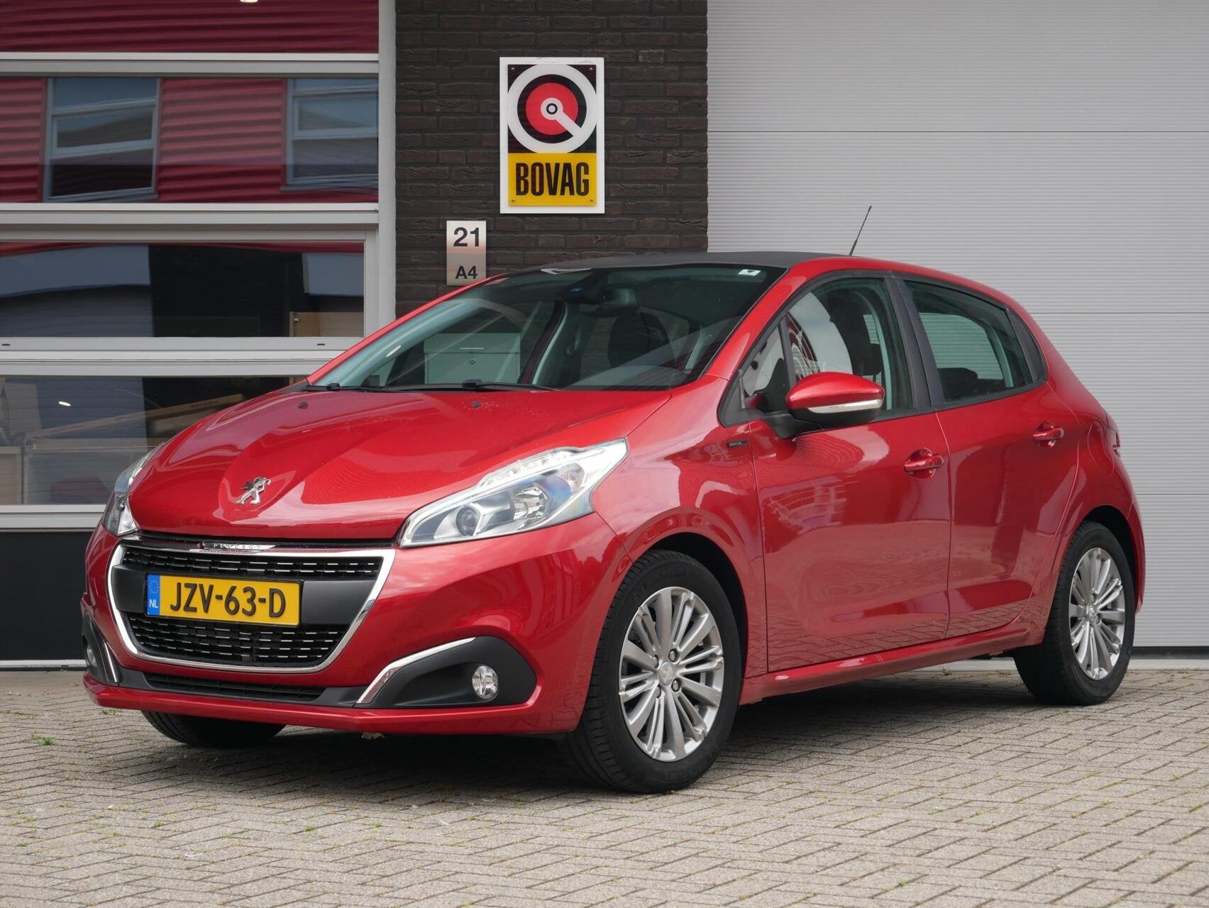 Peugeot 208 1.2 PureTech Signature Cruise| Navi+BT|, Stof, Gebruikt, Zwart, 82 pk