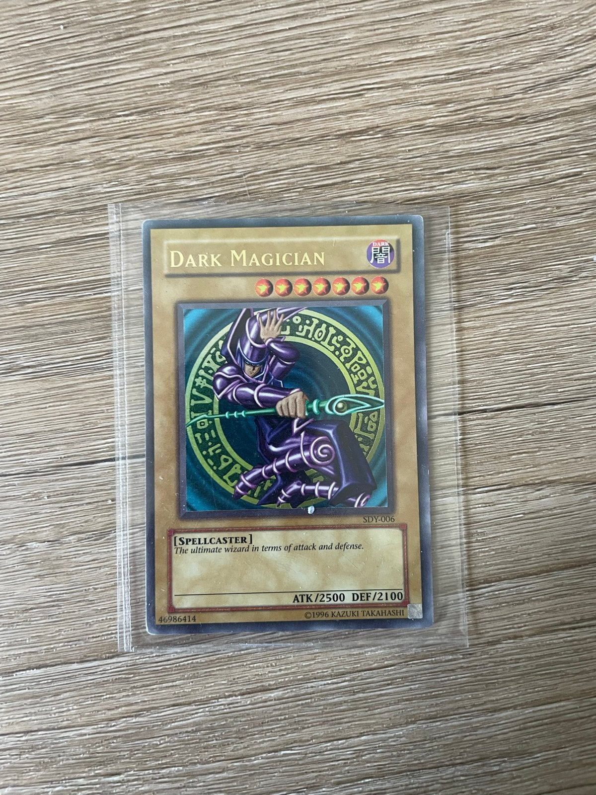 Dark Magician SDY-006 Yu-Gi-Oh! Kaart, Hobby en Vrije tijd, Verzamelkaartspellen | Yu-gi-Oh!, Ophalen of Verzenden, Zo goed als nieuw