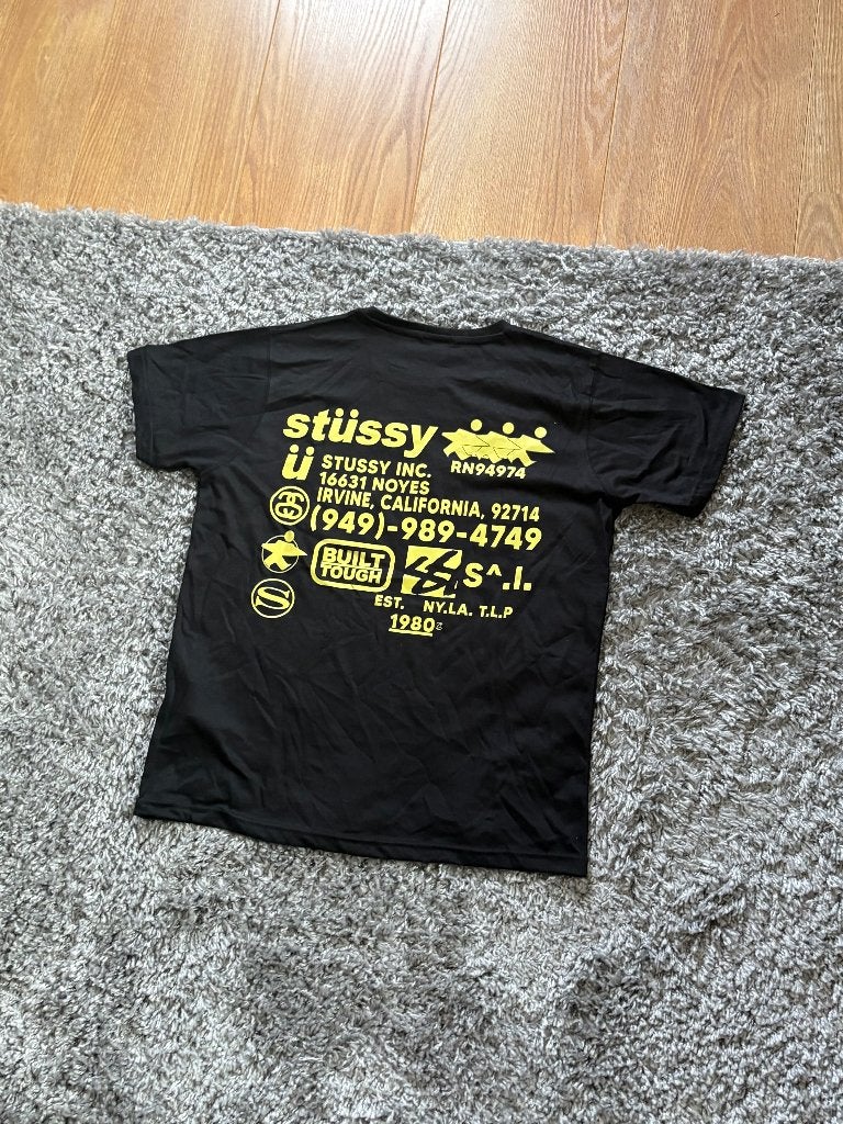 Stussy T-Shirt Zwart met Gele Details in Maat M, Maat 48/50 (M), Zwart, Stussy, Ophalen of Verzenden