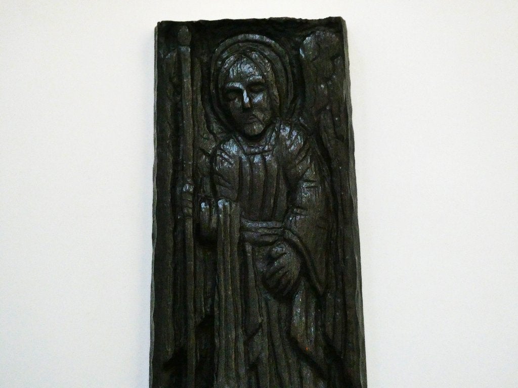 Aartsengel Michaël en de draak in reliëf houtgesneden paneel, Antiek en Kunst, Antiek | Religie, Ophalen of Verzenden