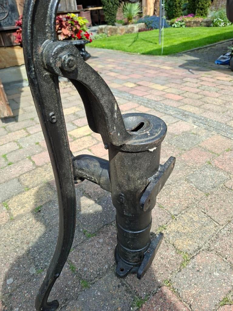 Zware gietijzeren handwaterpomp (zonder binnenwerk), Ophalen