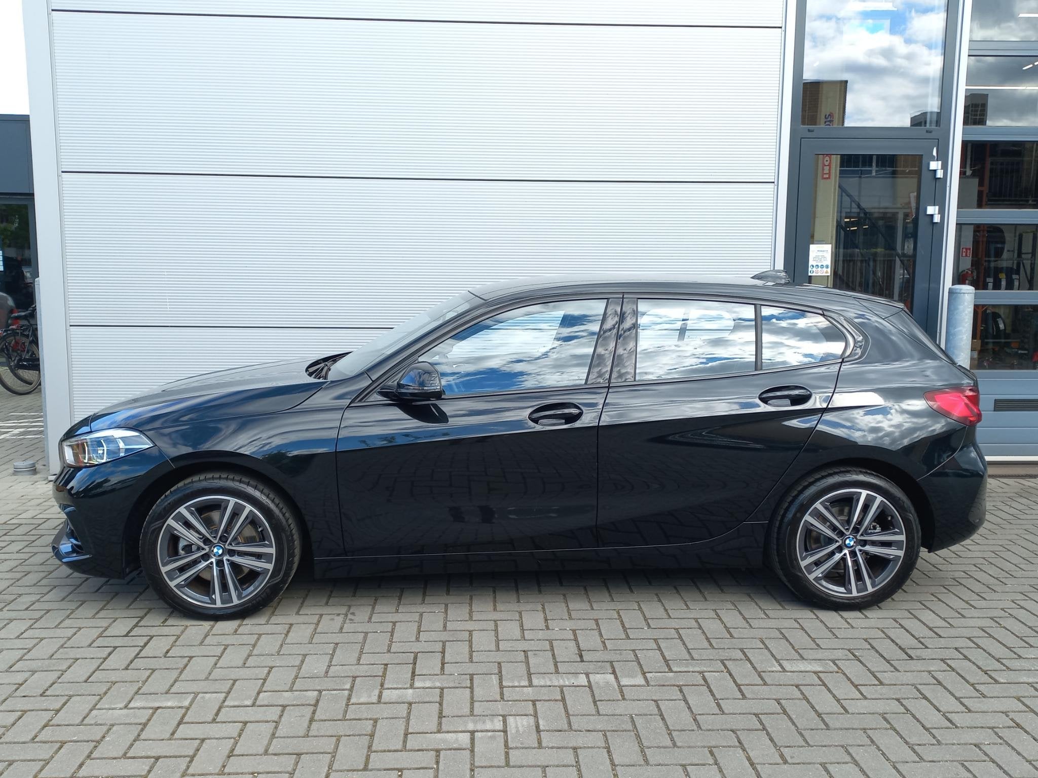BMW 1-serie 118i 136pk High Executive Sportline Automaat | C, Auto's, BMW, 136 pk, Gebruikt, Leder en Stof, Zwart