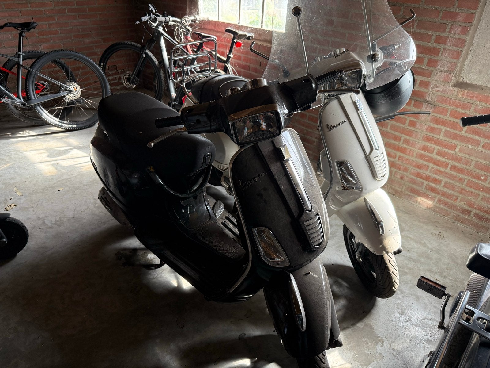Vespa LX en S scooters - Wit en Zwart, Fietsen en Brommers, Ophalen, Gebruikt, Benzine, Vespa LX