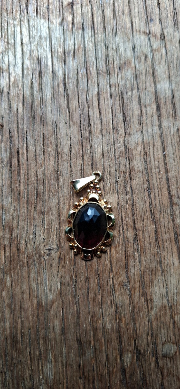 14 karaat Gouden hanger met granaat.(Vintage), Ophalen, Gebruikt, Overige voorstellingen, Met edelsteen