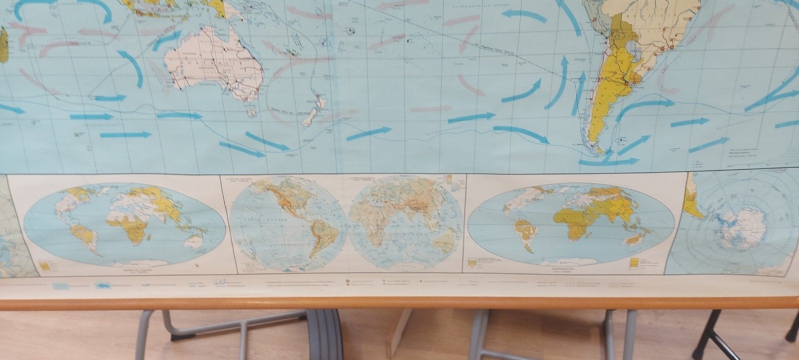 Schoolplaat "wereldkaart"

Breedte 2.23 x hoogte 1.45 mtr., Antiek en Kunst, Antiek | Schoolplaten, Ophalen, Aardrijkskunde