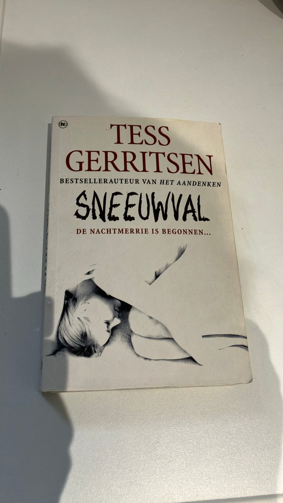 Tess Gerritsen - Sneeuwval (De Nachtmerrie is Begonnen), Ophalen of Verzenden, Gelezen