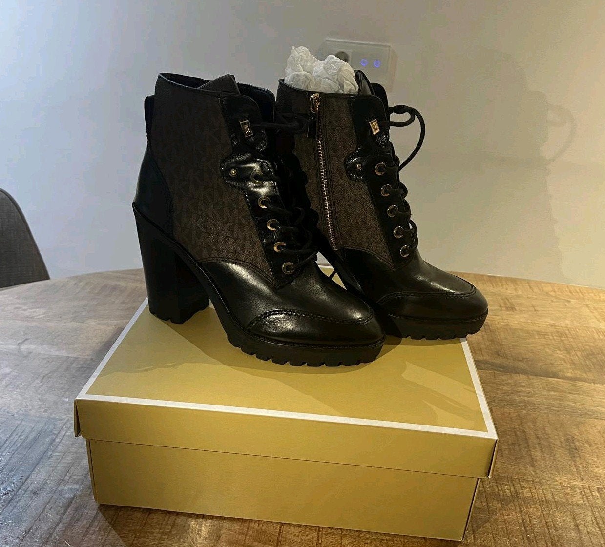 Michael kors Rhylee enkellaars
nieuw in doos MAAT 40 

Alle, Michael Kors, Zwart, Lage of Enkellaarzen, Nieuw
