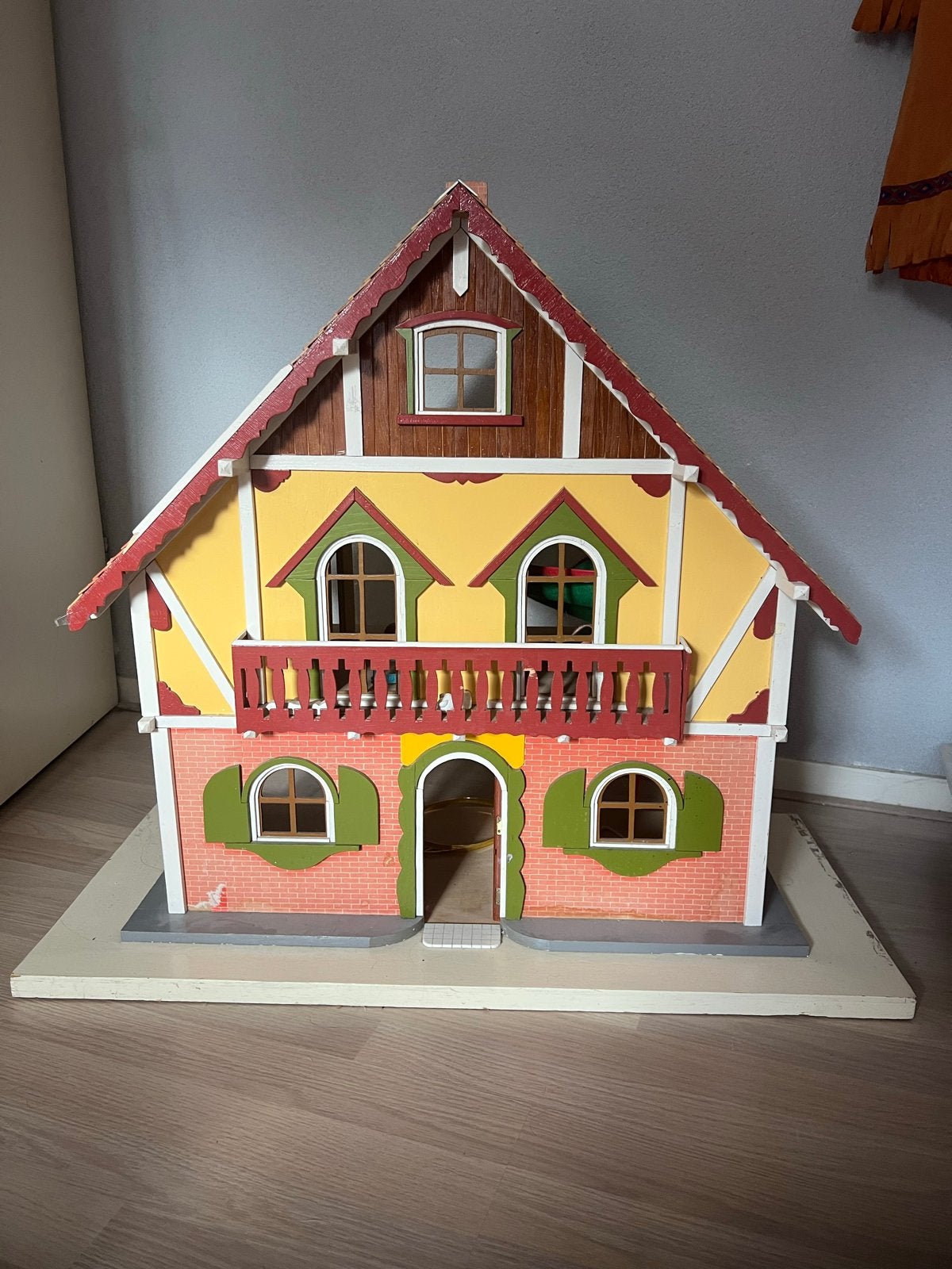 Groot houten poppenhuis met meerdere verdiepingen