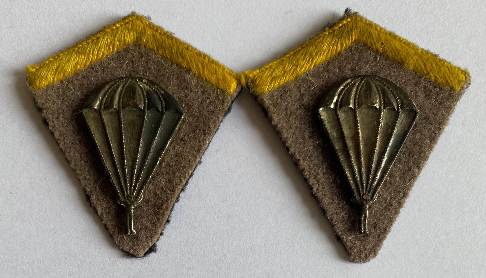 Zeldzame Poolse Airborne kraagspiegels/collar tabs - 1944, Verzamelen, Ophalen of Verzenden, Landmacht, Engeland, Embleem of Badge