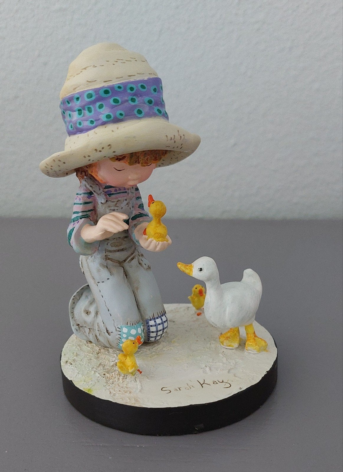 DeAGOSTINI Sarah Kay  beeldje - Meisje met de eendjes NIEUW, Verzamelen, Ophalen of Verzenden, Nieuw, Mens