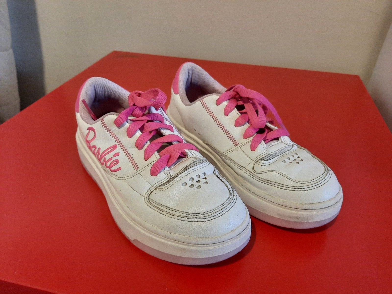 Barbie sneakers - Wit met roze accenten - Maat 35, Gebruikt, Meisje, Schoenen, Ophalen of Verzenden