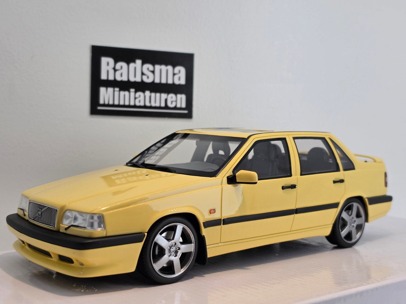 Volvo 850 T5-R - Cream Yellow - 1:18 Ottomobile, Hobby en Vrije tijd, Modelauto's | 1:18, OttOMobile, Auto, Nieuw, Ophalen of Verzenden