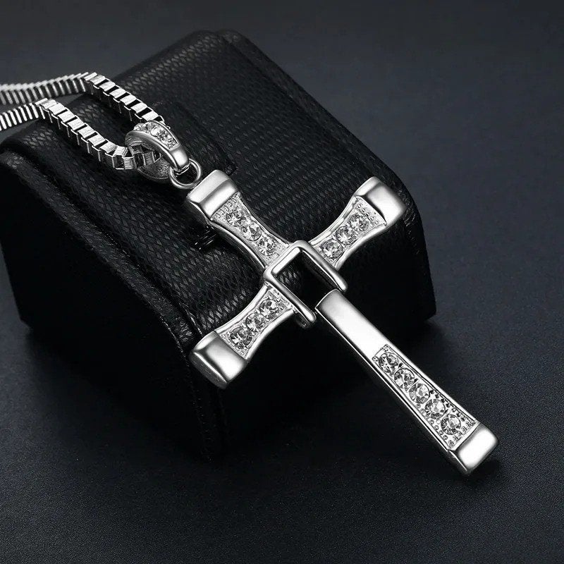 Prachtige zilverkleurige ketting met kruis - Dominic Toretto, Nieuw, Ophalen of Verzenden, Zilver, Overige materialen