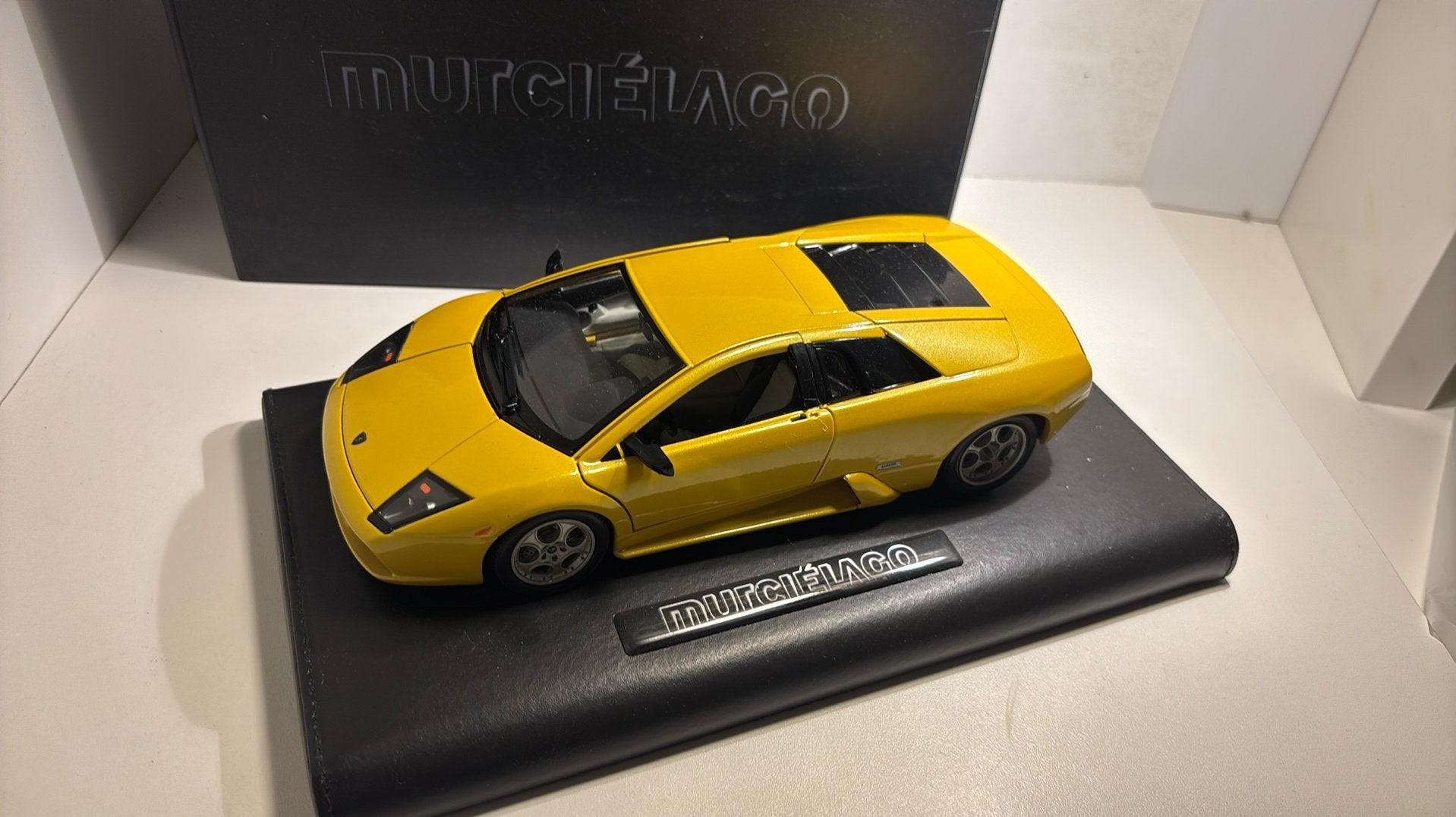 Lamborghini Murcielago yellow luxe bburago 1.18, Ophalen of Verzenden, A, A, A