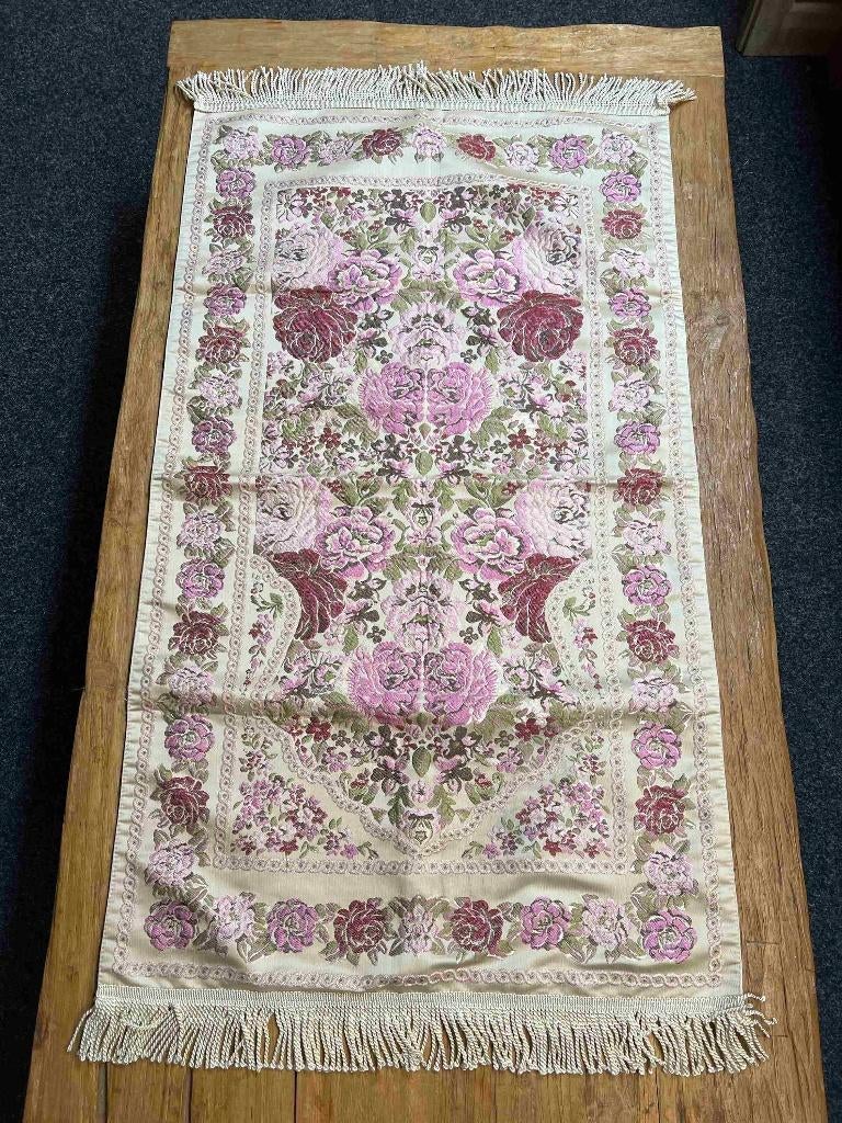 Kleedje tafelkleed rozen met gouddraad 126/67 cm