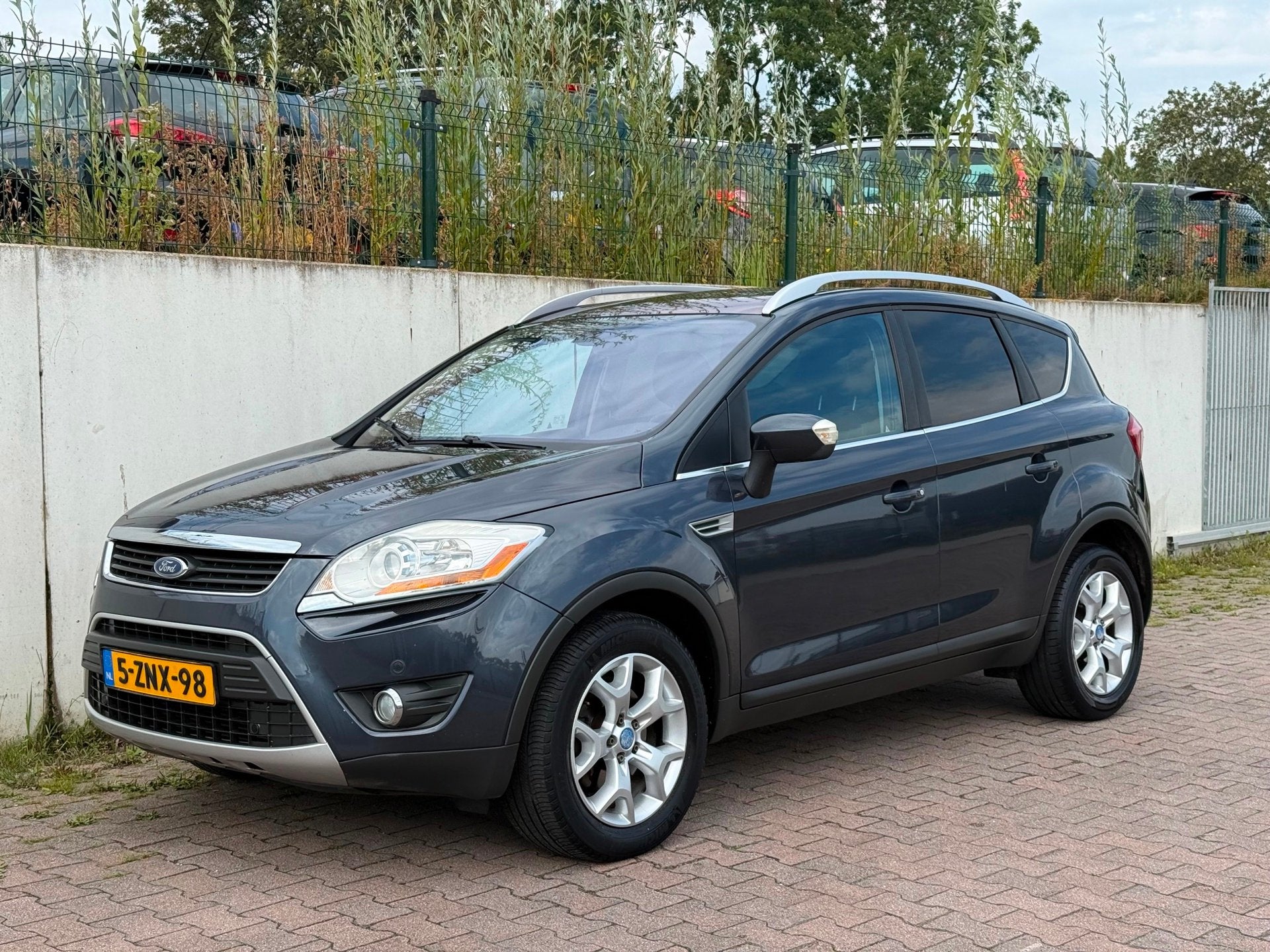 Ford Kuga 2.5 20V Titanium/LPG/PANO/LEDER/NAVI/PDC V+A/DISTR, Auto's, Ford, Gebruikt, Zwart, Automatische klimaatregeling, 2521 cc