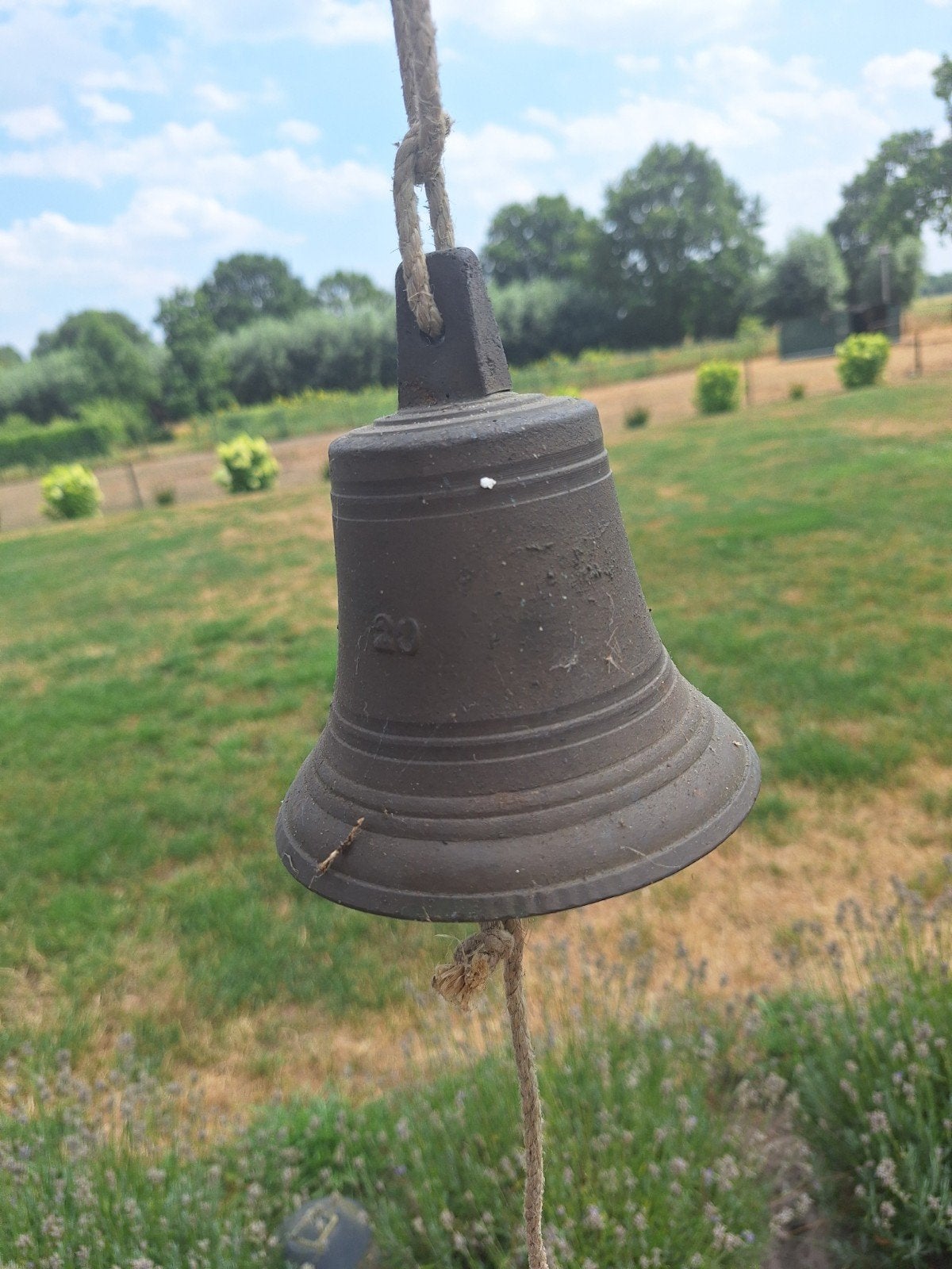 Antieke bel met touw, Ophalen