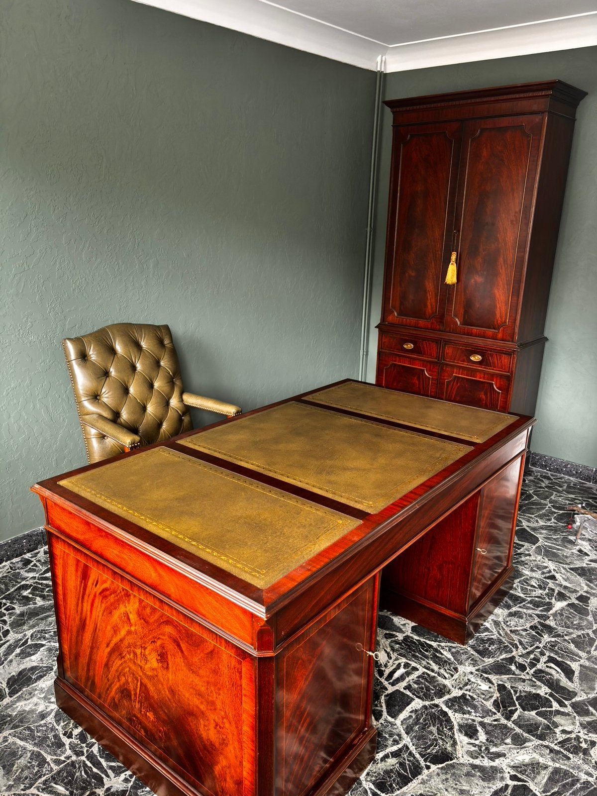 Antieke Klassiek bureau met stoel en kast, Antiek en Kunst, Ophalen