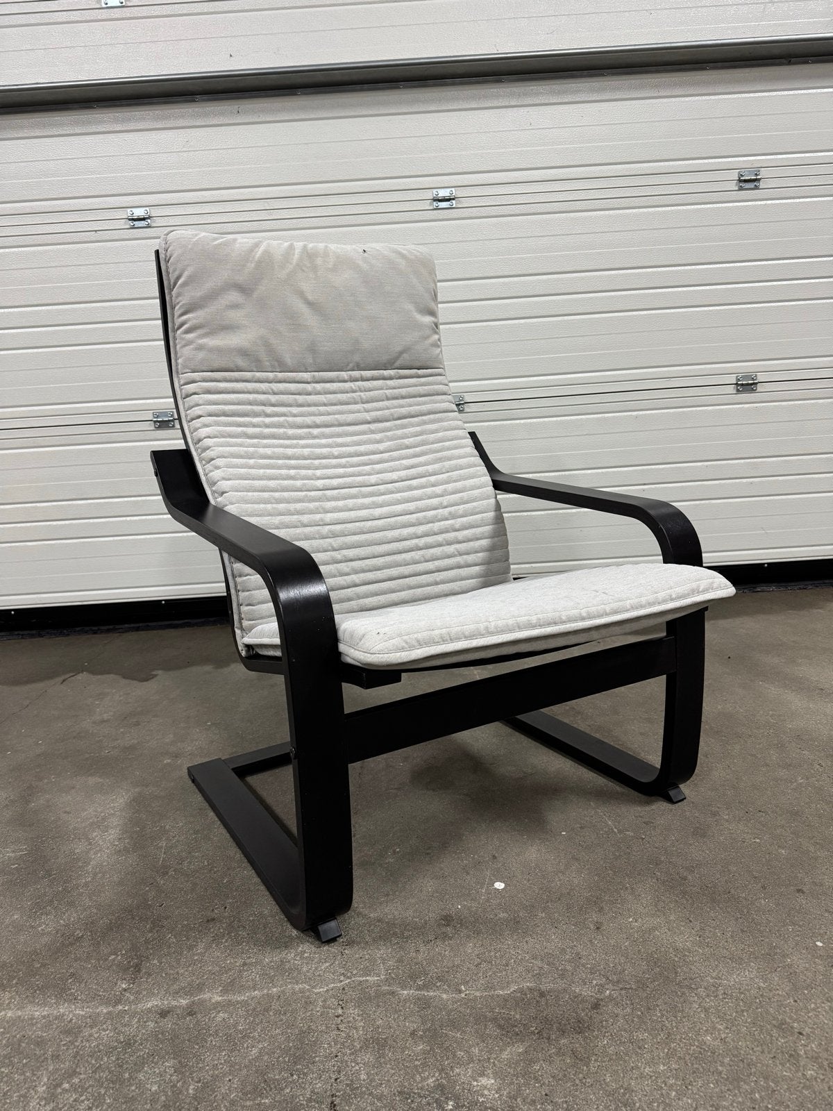 IKEA Poäng stoel met bruin-zwart onderstel en beige-grijs ku, Ophalen, Gebruikt, Hout, Eén
