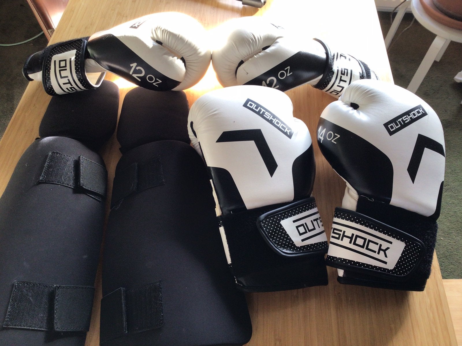 2 paar box handschoenen + 1 paar scheenbeschermers, Ophalen of Verzenden, Zo goed als nieuw, Bokshandschoenen