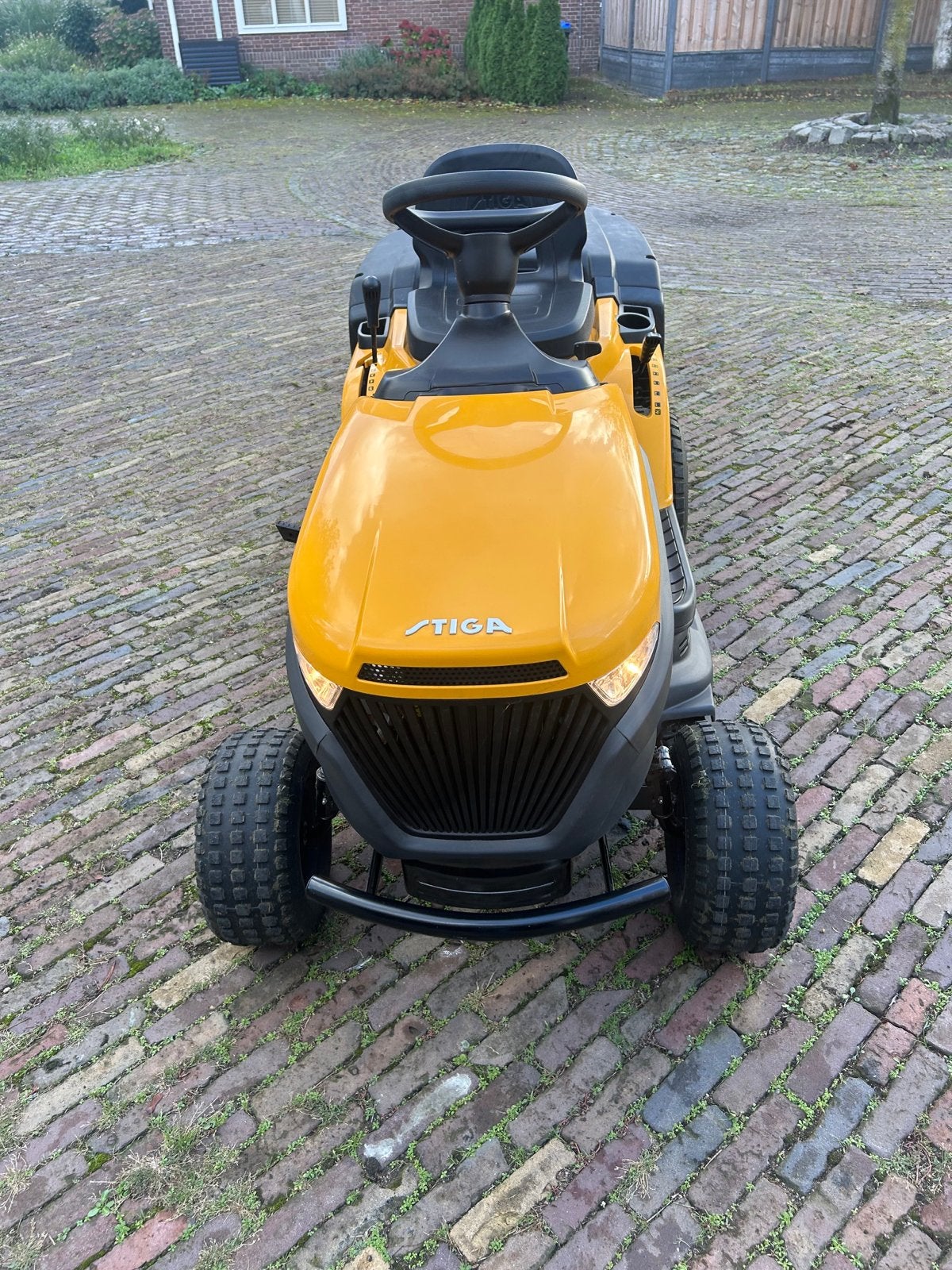 Stiga Estate 384 M Zitmaaier - Zo goed als nieuw, Ophalen, Cirkelmaaier, Zo goed als nieuw, Benzine-grasmaaier