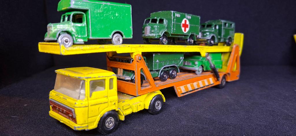 Vintage Matchbox autotransporter met 6 militaire voertuigen, Ophalen of Verzenden, Gebruikt, Overige typen
