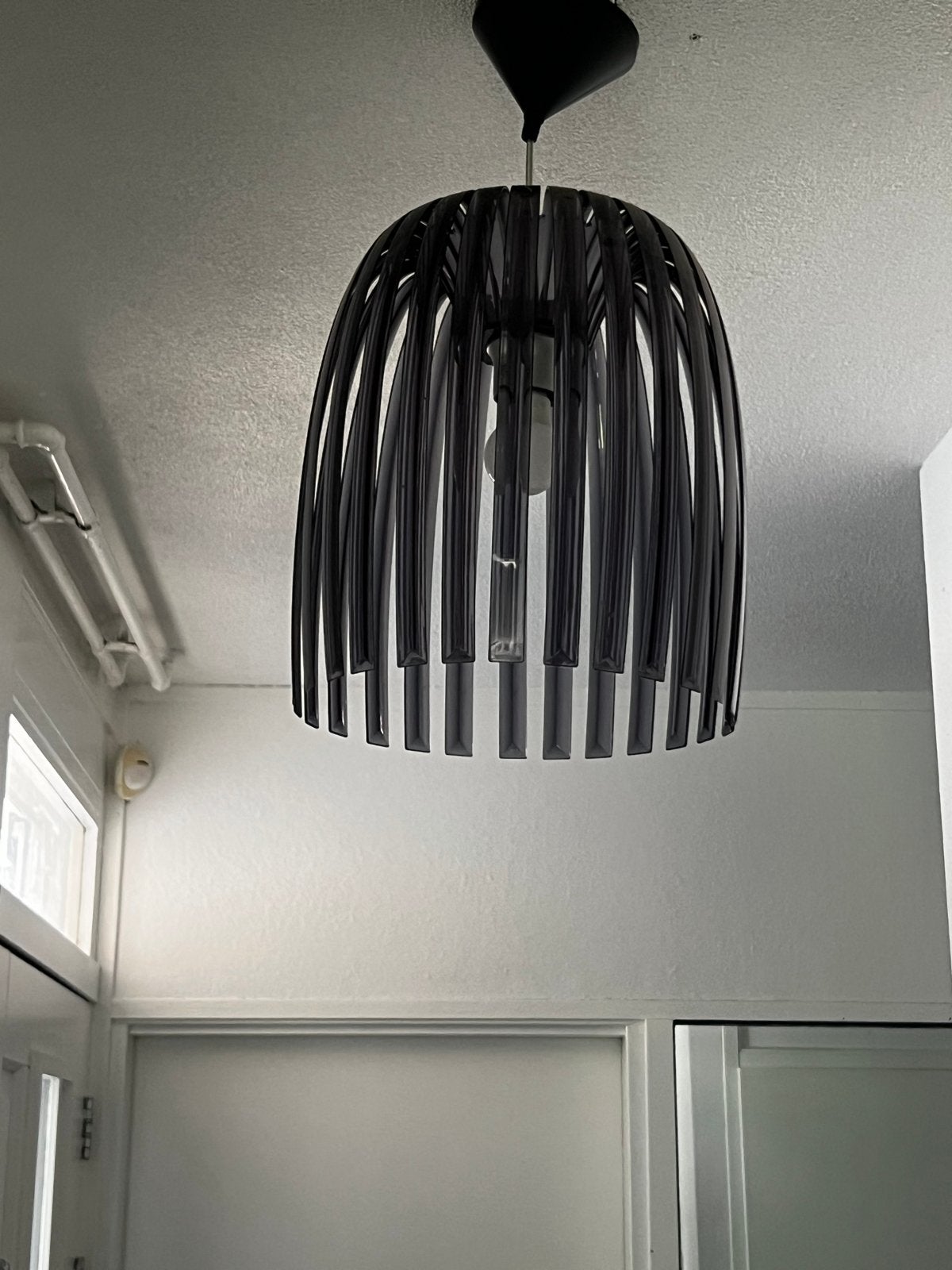 Moderne Zwarte Hanglamp - Stijlvolle Verlichting, Ophalen of Verzenden, Gebruikt, Kunststof, 50 tot 75 cm