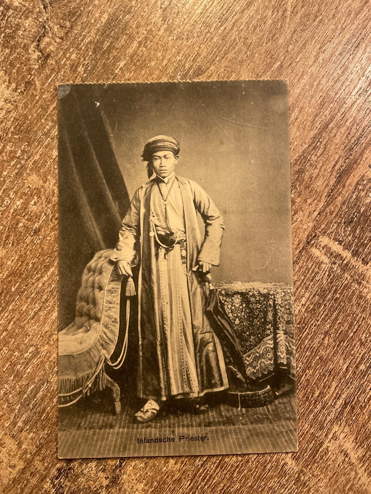 Oude ansichtkaart: Inlandse Priester, Batavia (voor 1920), Ophalen of Verzenden, Ongelopen