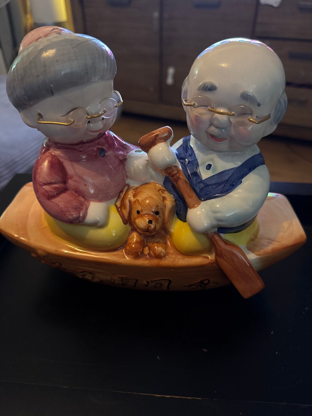 Oud stel in bootje met hondje - Decoratief beeldje, Gebruikt, Meerkleurig, Overige stijlen, Ophalen of Verzenden