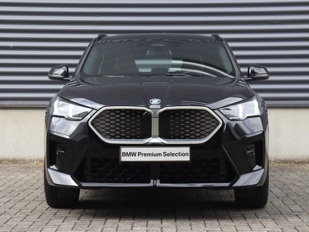 BMW iX2 eDrive20 | M Sportpakket | Innovation Pack | Head-Up, Auto's, BMW, 750 kg, Met garantie (alle), 33 min, Zwart