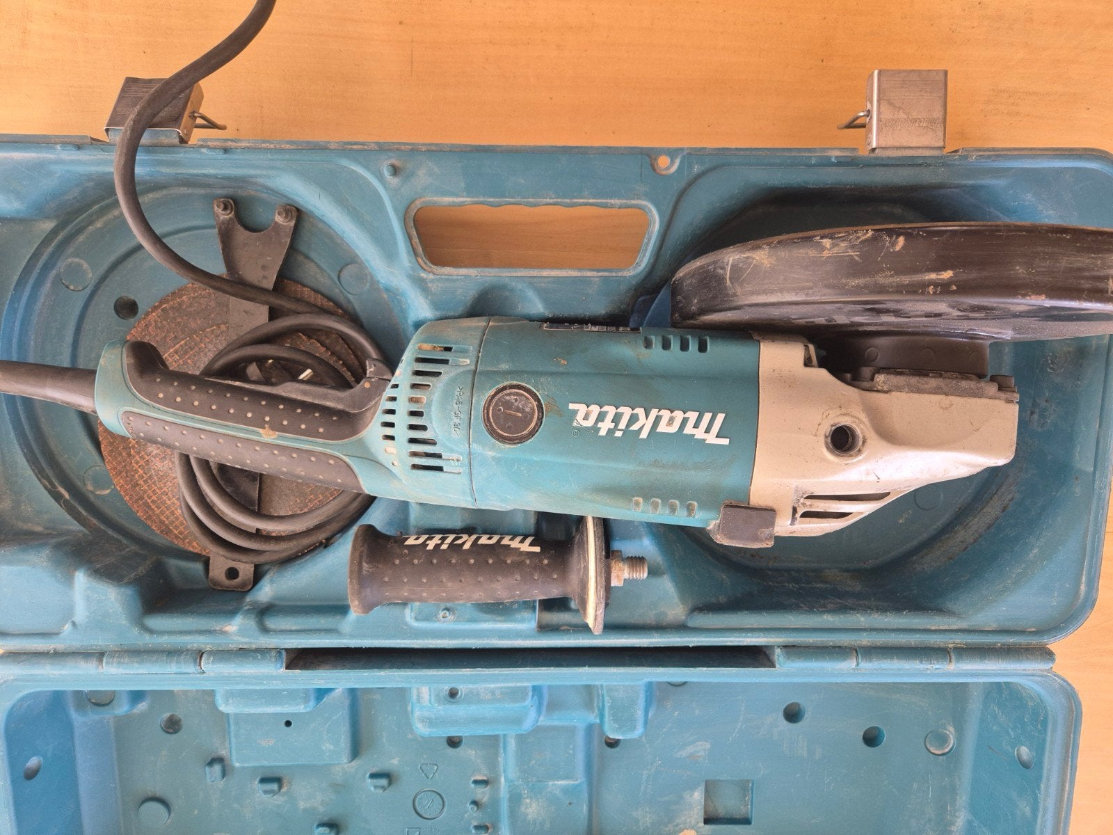 Makita GA9020S Haakse Slijper 230mm 2200W met koffer, Doe-het-zelf en Verbouw, Gereedschap | Slijpmachines, Ophalen