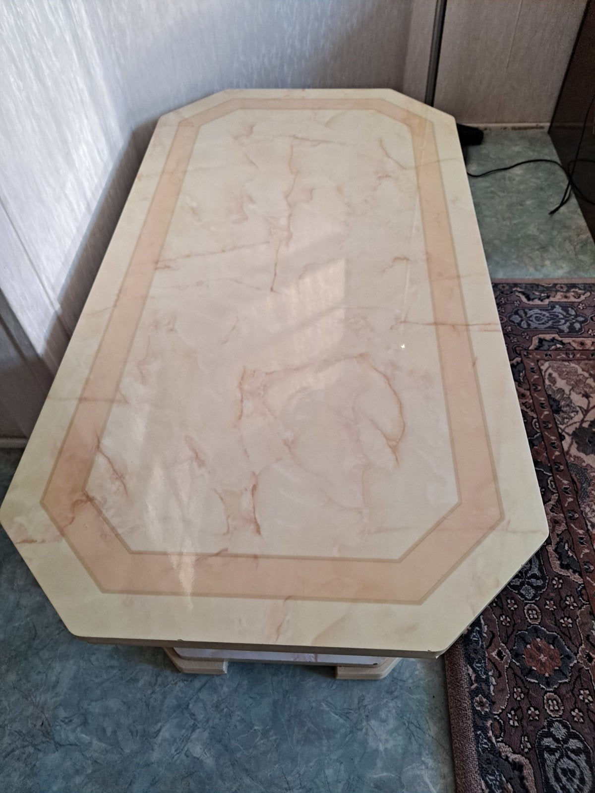 Salontafel met marmerlook - Gebruikt kan gebracht worden, Huis en Inrichting, 50 – 75, Gebruikt, 100 tot 150 cm, Rechthoekig