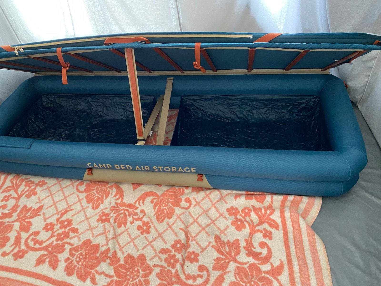 Campingbed met opbergruimte en matras, Ophalen, Gebruikt