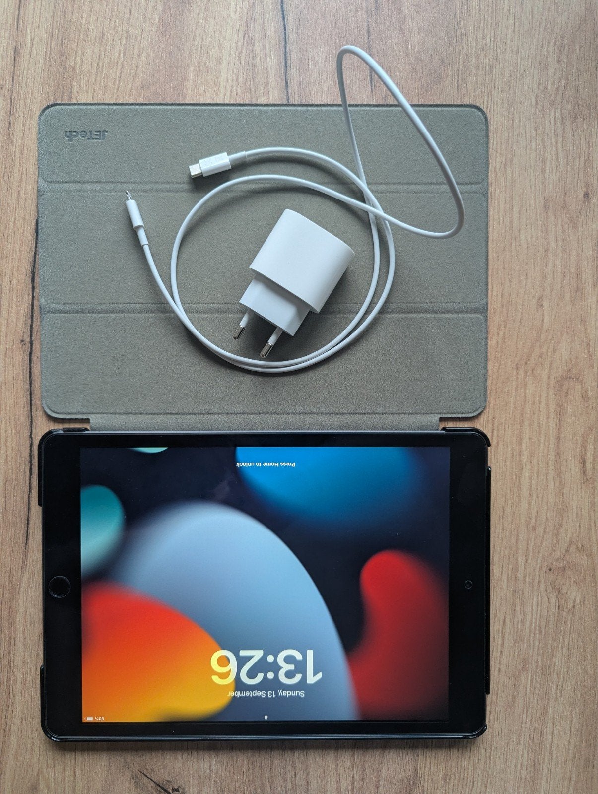 iPad 8 32GB met oplader, kabel en hoes, Gebruikt, 32 GB, Apple iPad, Ophalen