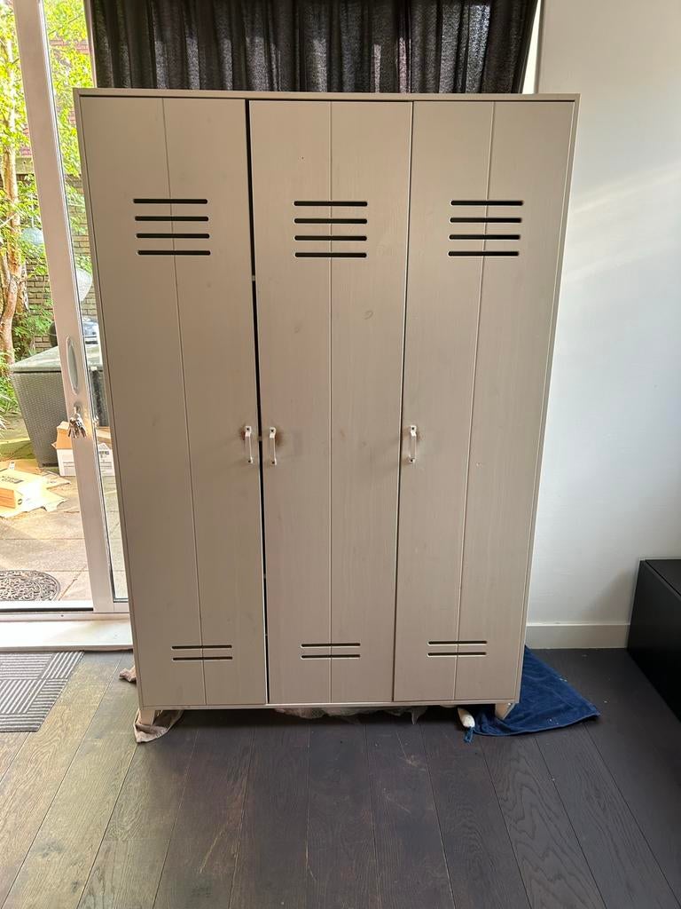 Kledingkast/Opbergkast met 3 deuren - vtwonen woood, Ophalen of Verzenden, Gebruikt, Vt wonen.   Woood