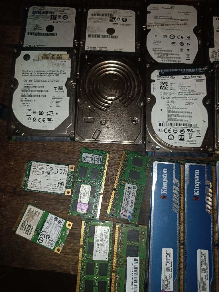 Diverse RAM, SSD en HDD opslag en geheugen, Intern, Gebruikt, Ophalen of Verzenden, 1000GB RAM, 500GB SSD, 4x 250GB HDD
