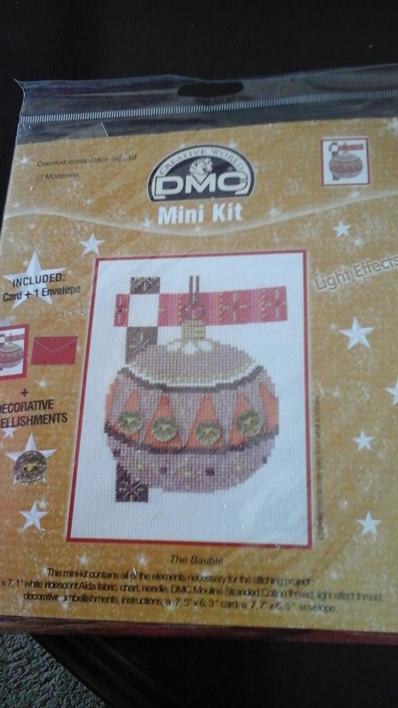 Dmc mini kit, kerstbal, helemaal nieuw in verpakking, Ophalen of Verzenden, Zo goed als nieuw, Handborduren, Borduurpakket