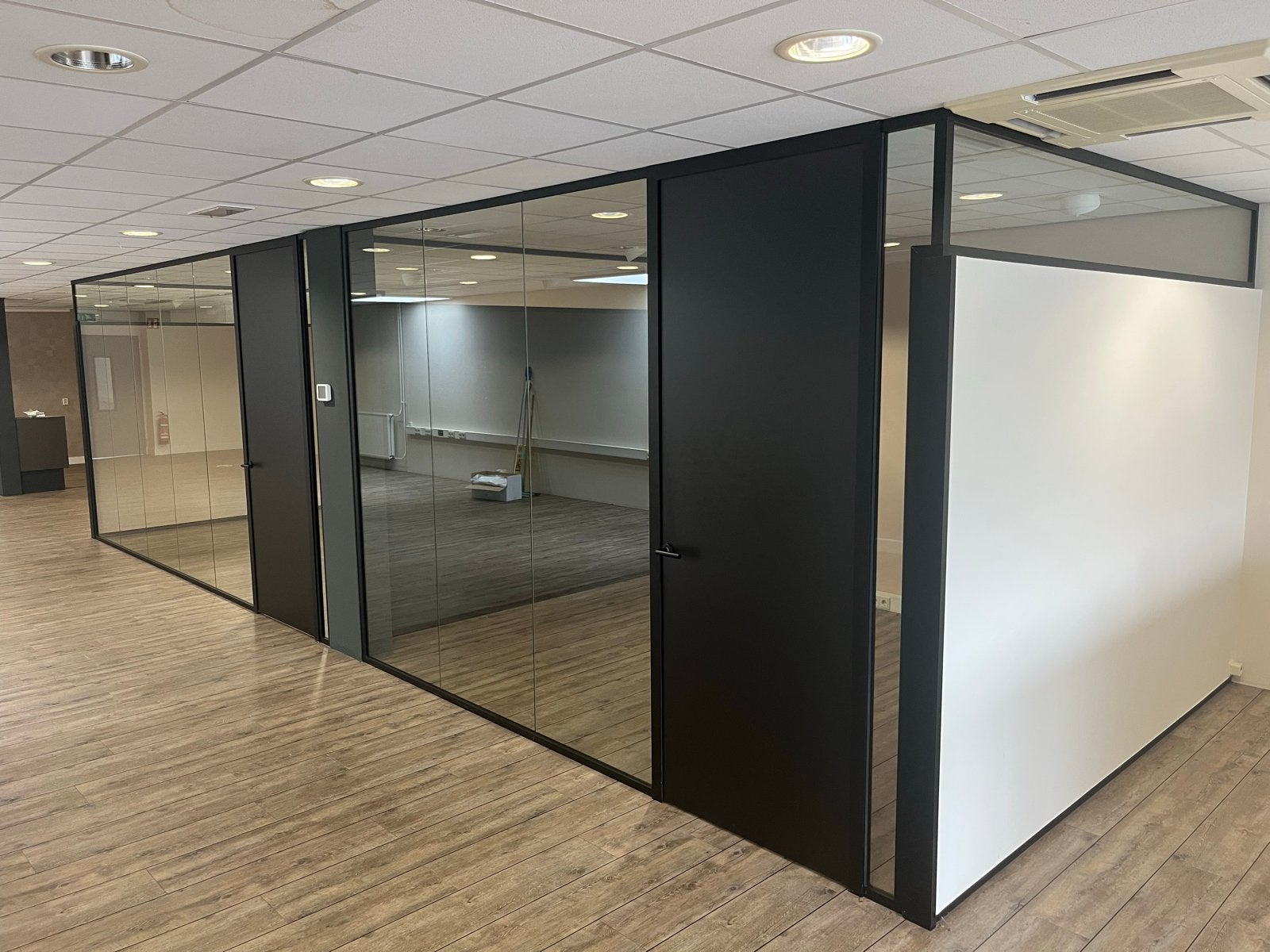 Glazen afscheidingswand met deur voor kantoor (3.6m & 5m), Werkplek, Ophalen, Gebruikt, Overige typen
