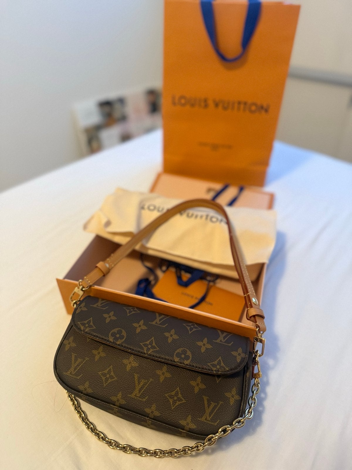 Louis Vuitton Pochette ivy wallet in chain, Ophalen of Verzenden, Nieuw, Bruin, Schoudertasje